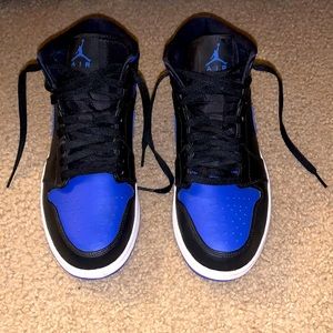 Air Jordan 1 Mid Black/Hyper Royal/white shoe